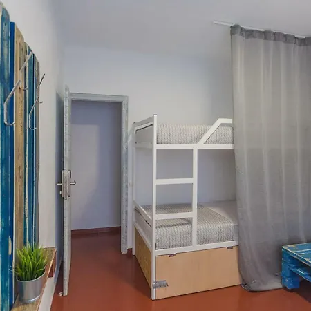 Loft Apart&hostal Хостел Льорет-де-Мар