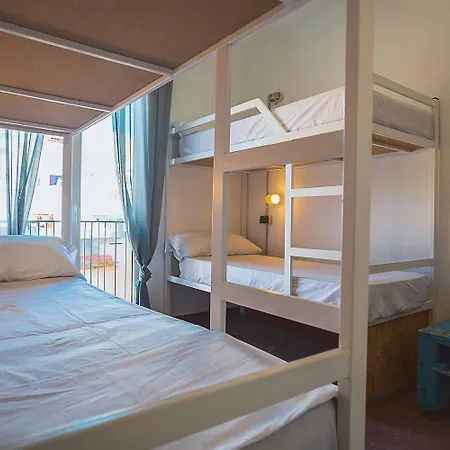 Loft Apart&hostal Хостел Льорет-де-Мар